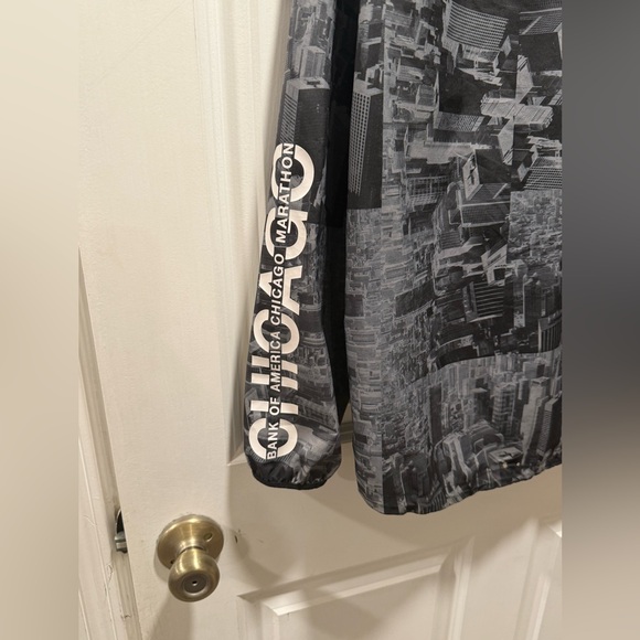 Nike 2018 Chicago Marathon Running Jacket - Picture 7 of 9